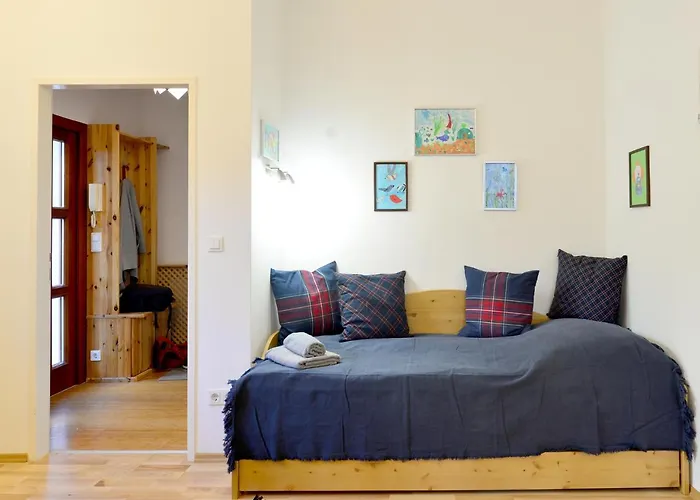 House With Courtyard & Parking Close To Stadtpark